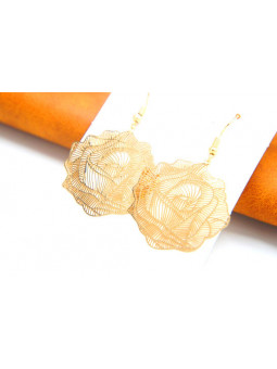 Boucles d'oreilles roses ajourées dorées 