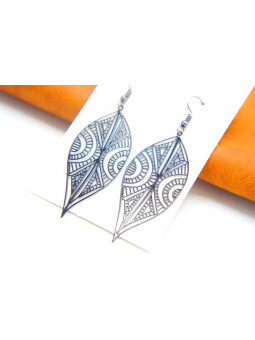Boucles d'oreilles feuilles motifs noirs 