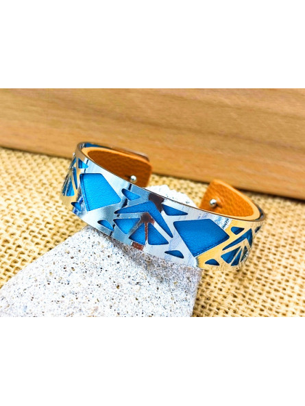 Bracelet métal argent fond bleu 