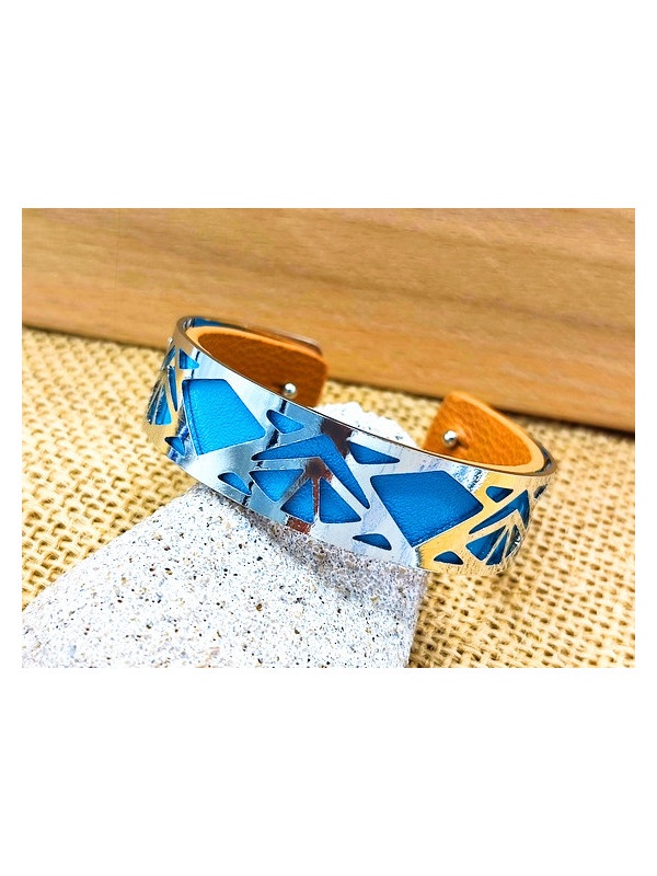 Bracelet métal argent fond bleu 