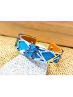 Bracelet métal argent fond bleu 